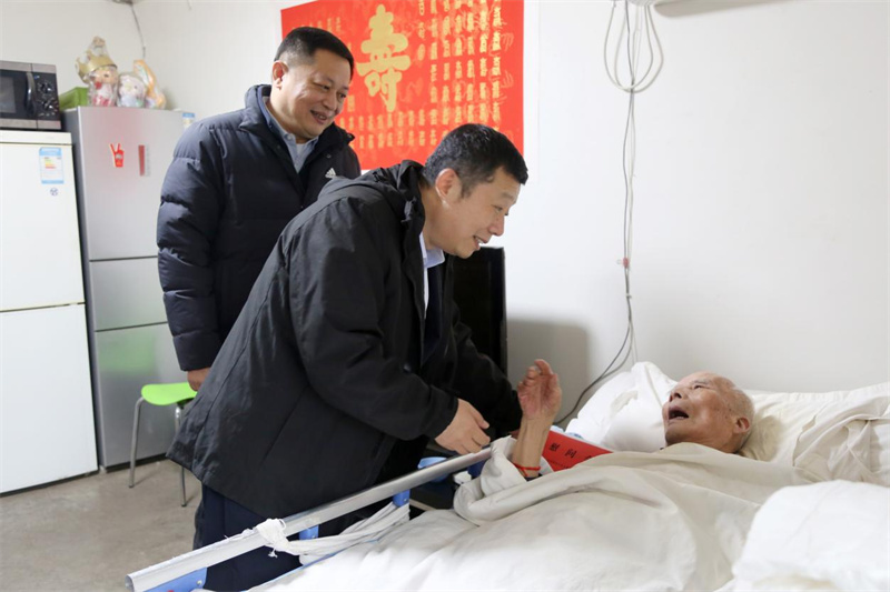 齐渭波春节前走访慰问困难党员